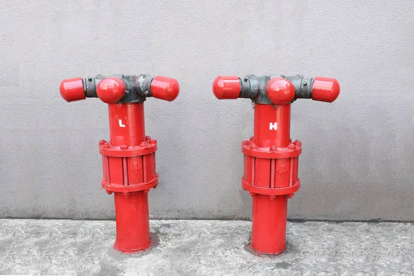 Два Червоні Вогневі Гідранти Встановлені Цементній Підлозі — стокове фото
