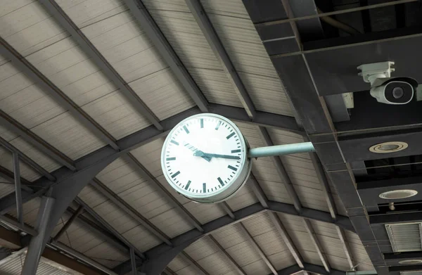 配备Cctv的天空火车站的公共时钟 — 图库照片