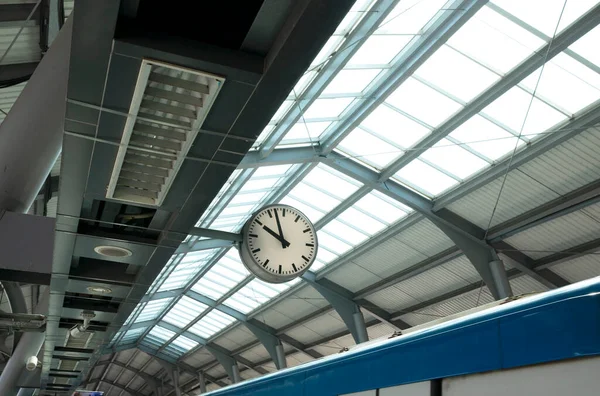 기차역에 시계와 Cctv — 스톡 사진