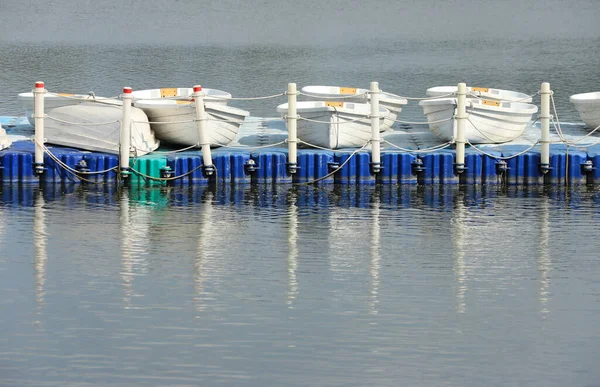 Canots Blancs Sur Quai Bord Lac Avec Des Reflets Sur — Photo