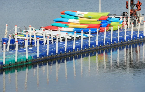 색깔의 카누가물 반사되어 호수에 — 스톡 사진