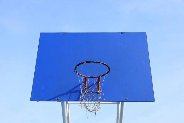Blauw Basketbal Backboard Met Oud Gebroken Net Tegen Blauwe Lucht — Stockfoto