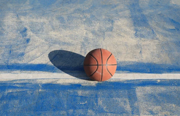 Balle Rouge Sur Terrain Basket Bleu Extérieur — Photo