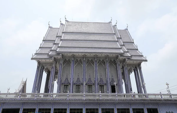 在泰国查塔布里的Wat Pak Nam Khaem 蓝色教堂完全覆盖着蓝白瓷砖 — 图库照片