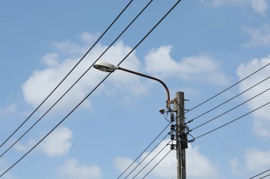 Mavi gökyüzü arka planındaki sokak lambası