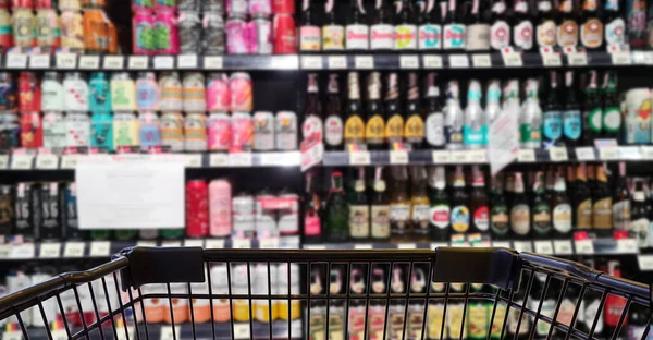 Abstraktes Verschwommenes Bild Eines Alkoholgeschäfts Mit Einkaufswagen Kaufhaus Selektiver Fokus — Stockfoto