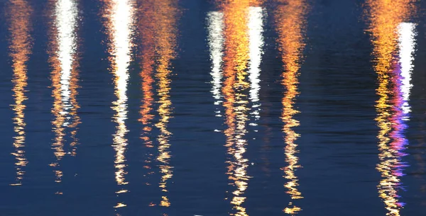 Abstracte Achtergrond Van Levendige Reflecties Water — Stockfoto