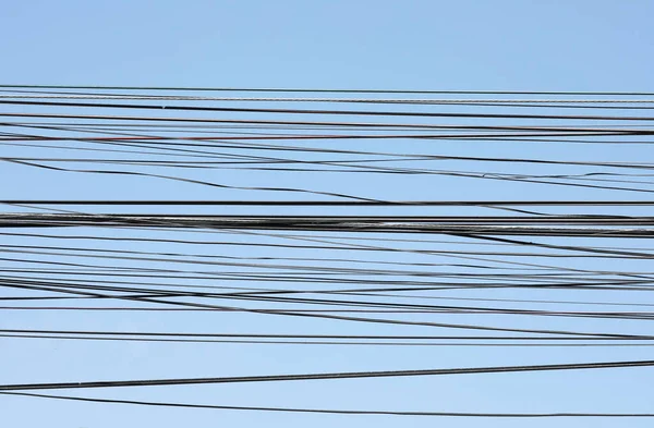 Firuri Comunicare Cabluri Cerul Albastru Fundal Abstract Linii Orizontale Cabluri — Fotografie, imagine de stoc