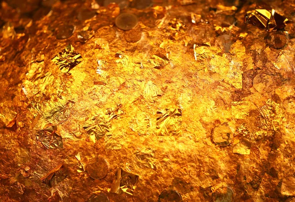 ゴールドリーフテクスチャや背景 仏像の金箔と硬貨 — ストック写真