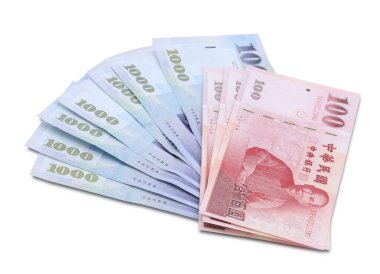 Tayvan doları banknotları beyaz arkaplanda izole edilmiş
