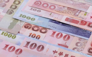 Farklı banknotlarda 100 ve 1000 numara..