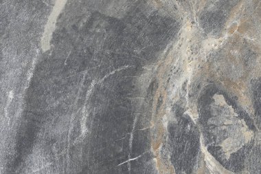 Tırmalanmış pürüzlü taş dokusu.