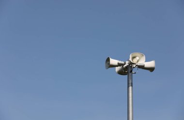 Parkta açık mavi gökyüzü arkaplanı olan tel boynuzu hoparlörü.