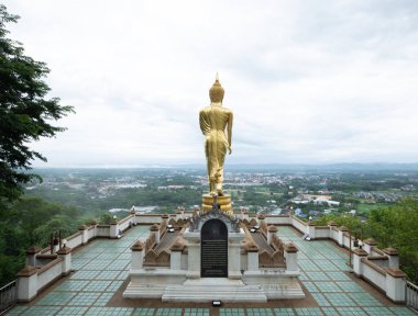 Nan, Tayland - 31 Temmuz 2023: Wat Phra 'da altın Buda heykeli Nan' da Khao Noi, Tayland.