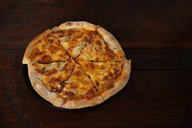 Boş ahşap masada mantarlı pizza.
