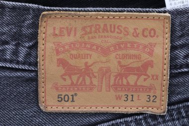 LEVI etiketinin mavi kot üzerindeki resmini kapat.