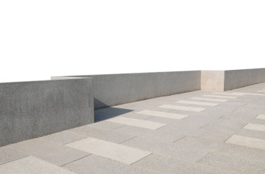 Beyaz arka planda izole edilmiş tırabzanları olan çakıl geçidi