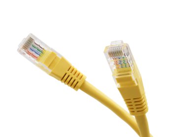 Beyaz arkaplanda izole edilmiş RJ45 tıkaçlı sarı ağ kabloları