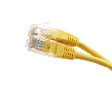Beyaz arkaplanda izole edilmiş RJ45 tıkaçlı sarı ağ kabloları