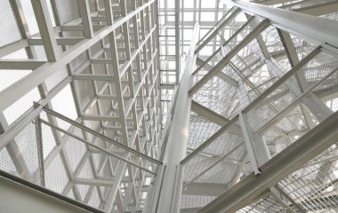 Etrafı çelikle çevrili beyaz çelik çerçeve yapısı Tayland 'ın başkenti Bangkok' taki Queen Sirikit Park 'taki Pupha Mahanatee Garden' daki Kuş Gözetleme Kulesi 'nin içindeki çelik ızgaralarla kaplı..