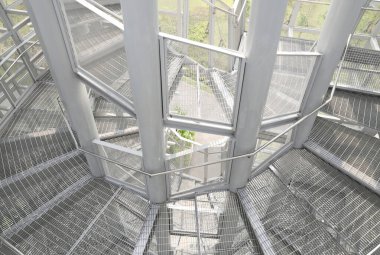 Etrafı çelikle çevrili beyaz çelik çerçeve yapısı Tayland 'ın başkenti Bangkok' taki Queen Sirikit Park 'taki Pupha Mahanatee Garden' daki Kuş Gözetleme Kulesi 'nin içindeki çelik ızgaralarla kaplı..