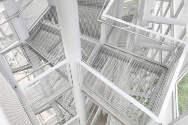 Gözlem kulesinin beyaz çelik yapısı