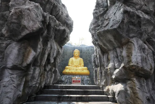 Patung Buddha Emas Besar Dengan Air Terjun Dan Dinding Batu Stok Foto