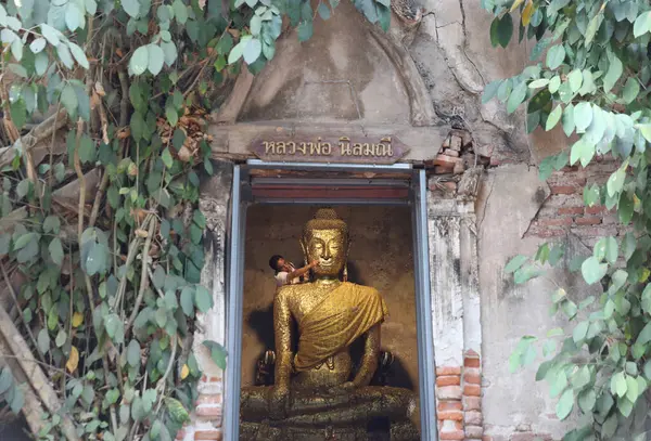 Seorang Pria Tak Dikenal Bersepuh Wajah Patung Buddha Emas Gereja Stok Gambar Bebas Royalti