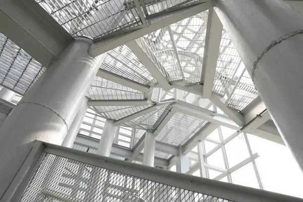 Weiße Stahlrahmenkonstruktionen Mit Umgebenden Wänden Sind Mit Stahlgittern Inneren Des Stockfoto