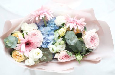 Rengarenk çiçekler arka plan, bir buket karışık çiçek..