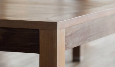 Tahta masanın köşesi. 