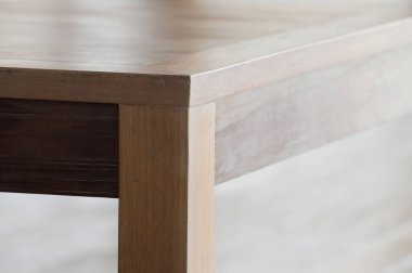 Tahta masanın köşesi. 