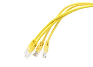 Beyaz arkaplanda izole edilmiş RJ45 tıkaçlı sarı ağ kabloları