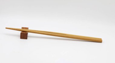 Ahşap yemek çubukları beyaz arka planda izole edilmiş.