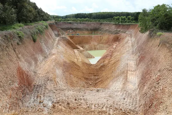 Ziraatte sulama için bir gölet kazılmış..