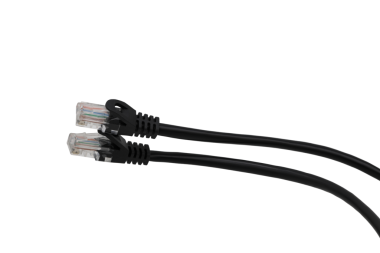 Şeffaf arkaplanda küflenmiş RJ45 fişi olan siyah ağ kabloları (PNG Dosyası)