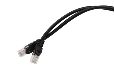 Şeffaf arkaplanda küflenmiş RJ45 fişi olan siyah ağ kabloları (PNG Dosyası)