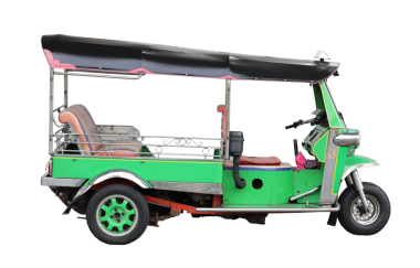 Yeşil Tuk-Tuk şeffaf arkaplanda izole edildi. Bangkok Tayland 'da üç tekerlekli araç taksi olarak kullanılıyor (PNG Dosyası)