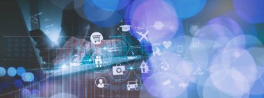 Global ağ bağlantısı, veri koruması ve ağ güvenliği, sigorta işi, İnternet yangın duvarı ve suç siber korunması konularında Shield 'ı elinde tutan iş adamı.