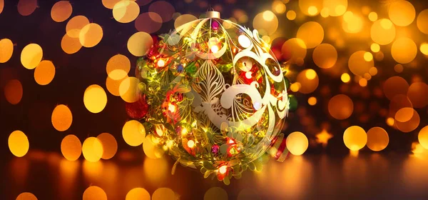 グリーティングシーズンのコンセプト装飾的な光の背景を持つクリスマスツリー上の装飾品のクローズアップ — ストック写真