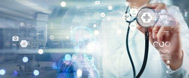 Doktor, robotik ve yenilikçi tıbbi teknolojiyi kullanarak hasta beynini zeka yazılımıyla inceler. Yapay zeka, yenilik tıbbi sağlık ve dijital bilim teknolojisi..