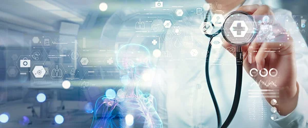 医生使用机器人和创新的医疗技术 用智能软件诊断和检查病人的大脑 Innovation Medical Healthcare Digital Science Technology Future Turistic — 图库照片