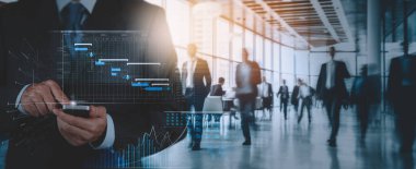 Bir analist veri iş analizi ve KPI ile veri yönetimi sistemi ve teknoloji finansmanı, işlemler, satışlar, pazarlama için veri tabanına bağlı ölçümler için akıllı telefon ve panel kullanır.