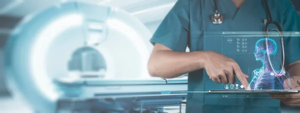 Arzt Mit Digitalem Tablet Und Untersuchen Mrt Röntgenbild Medizinische Geräte Stockfoto