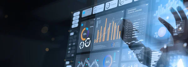 Analyst Der Business Analytics Dashboard Mit Kpi Diagrammen Und Messgrößen — Stockfoto