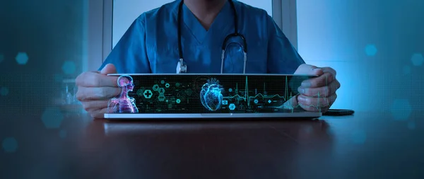 Kardiológus Orvos Megvizsgálja Ellenség Beteg Szívfunkciók Erek Virtuális Számítógép Interfész Stock Fotó