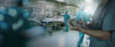 Doktor tabletteki kontrol listesini hastane geçmişinde çok meşgul olarak dolduruyor..