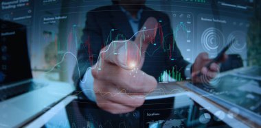 İşadamı büyüme başarısına işaret ediyor finans işletme grafiği ve satış verilerinin analizi, ekonomik büyüme finansal veri kavramı ve yatırım pazarı karı, borsa, strateji ve planlama 