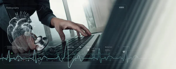 심장과 의사는 인터페이스에서 기능과 혈관을 검사합니다 컴퓨터 Ai로 질환을 진단하는 스톡 이미지
