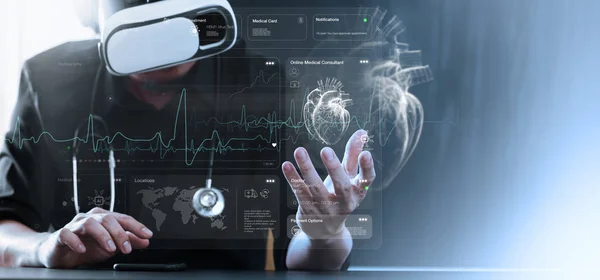 Cardiologista Médico Examinar Funções Cardíacas Paciente Vaso Sanguíneo Interface Virtual Imagens De Bancos De Imagens Sem Royalties